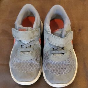 Used boys size 10 Nike Revolution shoes